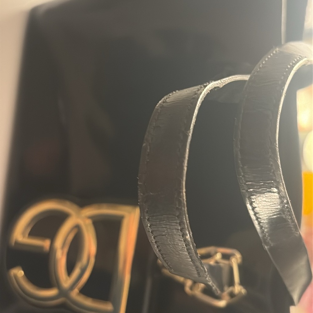 GUCCI black patent tote shoulder bag w/ matching attached pouch; gold hardware. - Picture 7 of 16